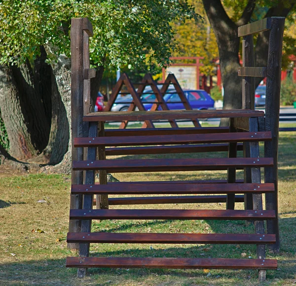 Niños de madera escalando juguete en el parque público — Foto de Stock