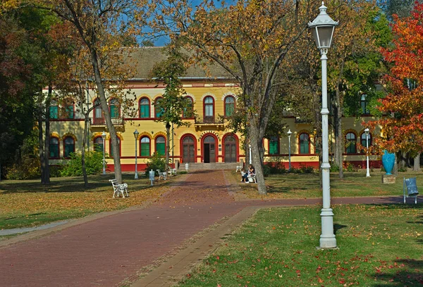PALIC, SERBIA - October 13th 2018 - Red bricks pathways leading to Hotel — 图库照片