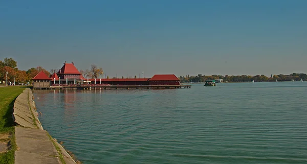 Turistkomplex med brygga på Palic sjö, Serbien — Stockfoto