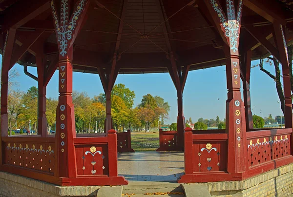 Θέα από κοντά σε ανοιχτό ξύλινο μπανγκαλόου στο πάρκο — Φωτογραφία Αρχείου