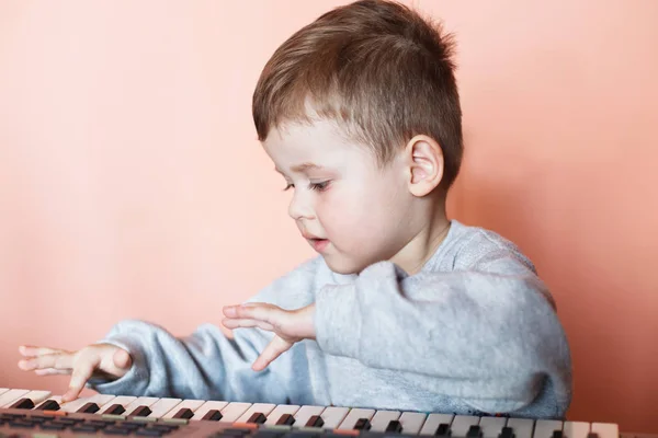 Kleiner Geschnittener Junge Beim Klavierspielen Glückliche Kindheit Und Musik Musikinstrument — Stockfoto