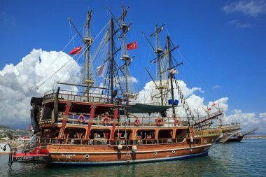 Alanya, Türkiye - 18 Haziran 2018: Port turistik geziler için korsan gemi. Güzel deniz manzaralı