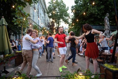 Lviv, Ukrayna - 9 Haziran 2018: Salsa dansçıları Diana Çeşmesi Lviv Pazar Meydanı yakınındaki açık kafe. Salsa dans gençler.