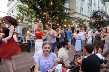 Lviv, Ukrayna - 9 Haziran 2018: Salsa dansçıları Diana Çeşmesi Lviv Pazar Meydanı yakınındaki açık kafe. Salsa dans gençler.
