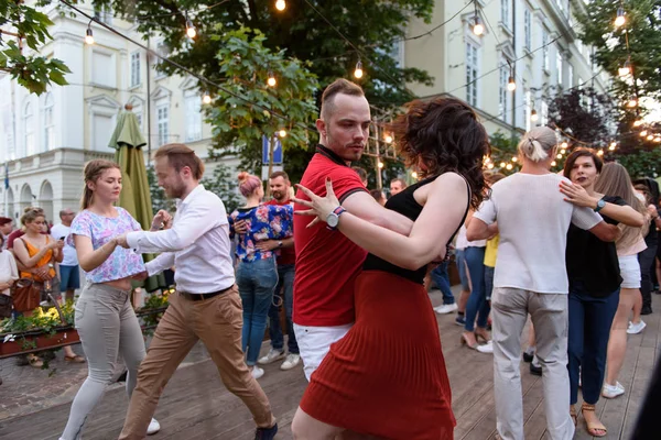 Lviv, Ukrayna - 9 Haziran 2018: Salsa dansçıları Diana Çeşmesi Lviv Pazar Meydanı yakınındaki açık kafe. Salsa dans gençler.