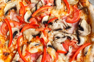 Mantar ile lezzetli pizza