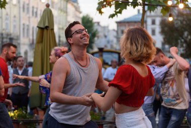 Lviv, Ukrayna - 9 Haziran 2018: Salsa dansçıları Diana Çeşmesi Lviv Pazar Meydanı yakınındaki açık kafe. Salsa dans gençler.