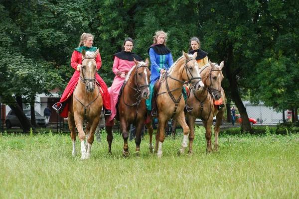Ukraine Lviv July 2018 Ladys Medievals Costume Horseback Horseback Riding — Stock Photo, Image