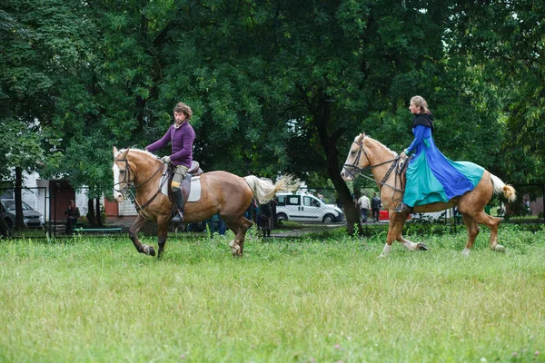 Ladys Trajes Medievais Cavalo Campo Equitação Cavalo — Fotografia de Stock