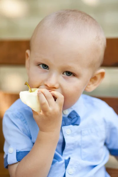 Niño Come Manzana Verde Sentado Tronco Árbol Feliz Hermoso Chico — Foto de Stock