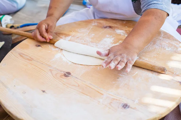 Пита Хлеб Творогом Зеленью Подготовка Традиционного Хлеба Уличном Рынке — стоковое фото