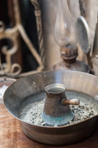 Традиционный турецкий кофе в цеце, приготовленный на горячем песке . — стоковое фото