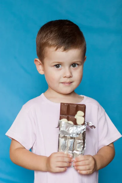 Joyeux Garçon Avec Barre Chocolat Barre Chocolat Dégustation Enfant — Photo