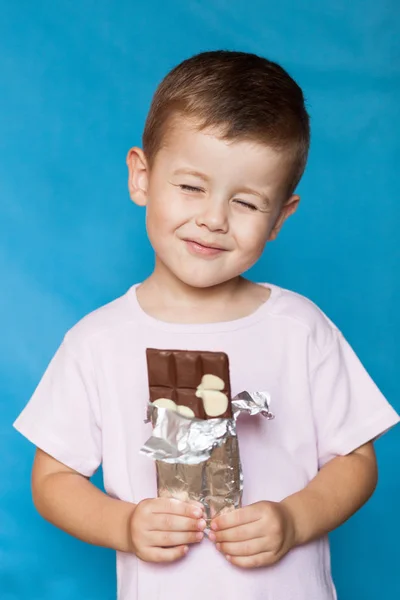 Joyeux Garçon Avec Barre Chocolat Barre Chocolat Dégustation Enfant — Photo