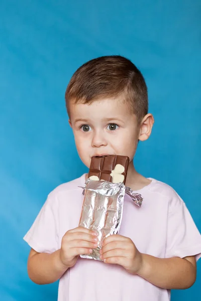 Mignon Petit Garçon Mangeant Barre Chocolat Enfant Très Mignon Avec — Photo