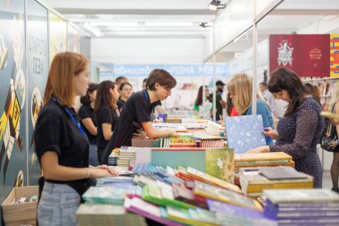 Lviv, Ukrayna - 19 Eylül: Kitap sellers ve alışveriş yapanlar arasında kitap tezgahları 25 Lviv Uluslararası Kitap Fuarı üzerinde 19 Eylül 2018 Lviv, Ukrayna.
