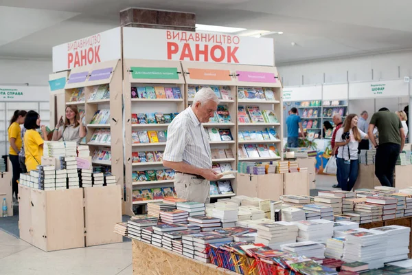 Lviv Ukrayna Eylül Kitap Sellers Alışveriş Yapanlar Arasında Kitap Tezgahları — Stok fotoğraf