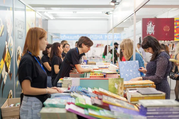 乌克兰 利沃夫 9月19日 在2018年9月19日在乌克兰的利沃夫的第二十五国际书展上 图书销售商和购物者之间的书店 — 图库照片