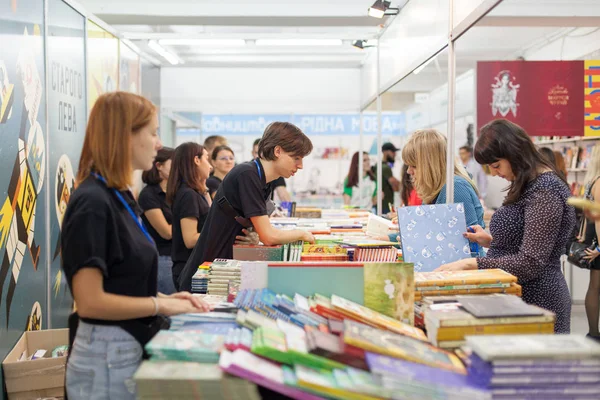 Lviv, Ukrayna - 19 Eylül: Kitap sellers ve alışveriş yapanlar arasında kitap tezgahları 25 Lviv Uluslararası Kitap Fuarı üzerinde 19 Eylül 2018 Lviv, Ukrayna.