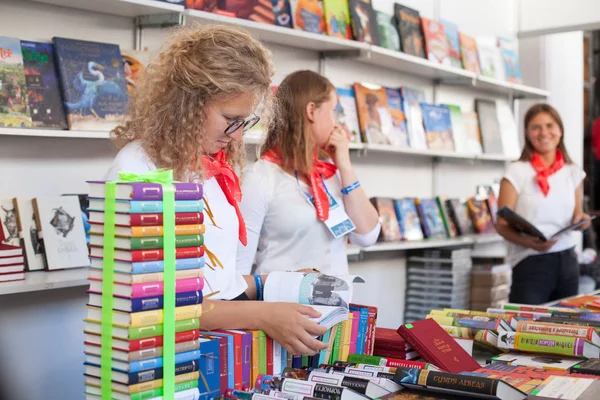Lviv, Ukrayna - 19 Eylül: Kitap sellers ve alışveriş yapanlar arasında kitap tezgahları 25 Lviv Uluslararası Kitap Fuarı üzerinde 19 Eylül 2018 Lviv, Ukrayna.