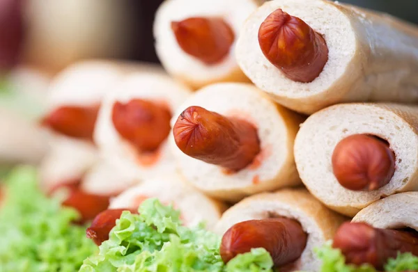 Muitos cachorros-quentes franceses em alface. Comida deliciosa . — Fotografia de Stock