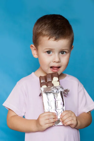 Mignon Petit Garçon Mangeant Barre Chocolat Enfant Très Mignon Avec — Photo