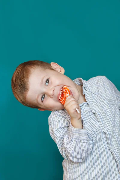Lindo Niño Comiendo Una Piruleta Sobre Fondo Verde Niño Comiendo — Foto de Stock
