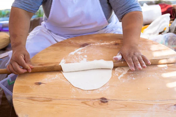 Пита Хлеб Творогом Зеленью Подготовка Традиционного Хлеба Уличном Рынке — стоковое фото