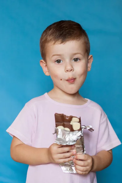 Mignon Petit Garçon Mangeant Barre Chocolat Enfant Très Mignon Avec — Photo