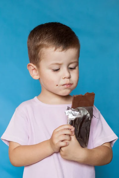 Mignon Petit Garçon Mangeant Barre Chocolat Enfant Très Mignon Avec — Photo