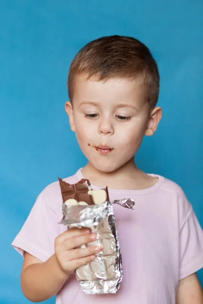Mignon Petit Garçon Mangeant Barre Chocolat Enfant Très Mignon Avec — Photo