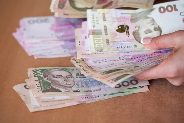 Ukraynalı para hryvnia holding eller. Kadınların elleri Ukraynalı para bir paket.