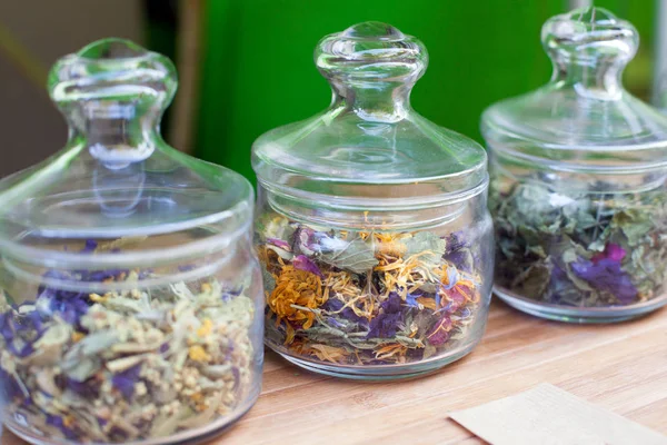 Berbeda rasa Bunga Teh dalam toples kaca, Bunga Kering. Teh Herbal Organik — Stok Foto