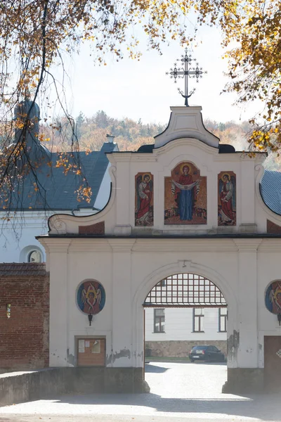 Krekhiv 乌克兰 2018年10月15日 Basilian 修道院在树之间的 Krekhiv Krekhiv 修道院的大门 — 图库照片