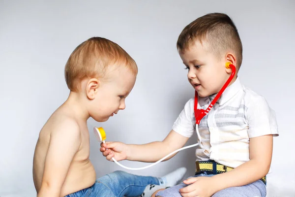 Crianças Brincando Médico Paciente Dois Meninos Usando Estetoscópio Verifica Batimento — Fotografia de Stock