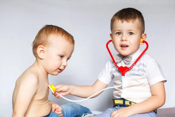 Crianças Brincando Médico Paciente Dois Meninos Usando Estetoscópio Verifica Batimento — Fotografia de Stock