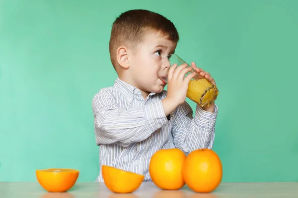 Retrato Niño Feliz Bebiendo Jugo Naranja Aislado Sobre Fondo Verde — Foto de Stock