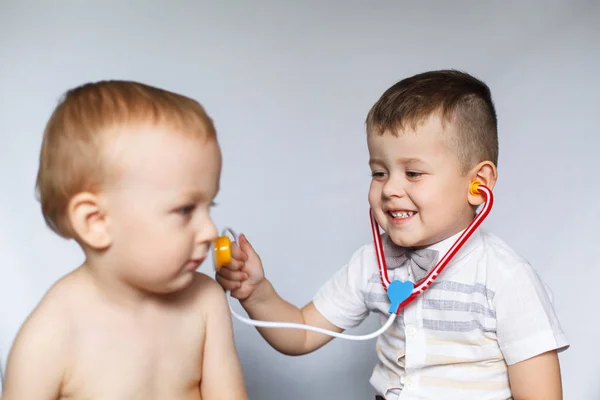 Crianças Brincando Médico Paciente Dois Meninos Usando Estetoscópio Verifica Batimento — Fotografia de Stock