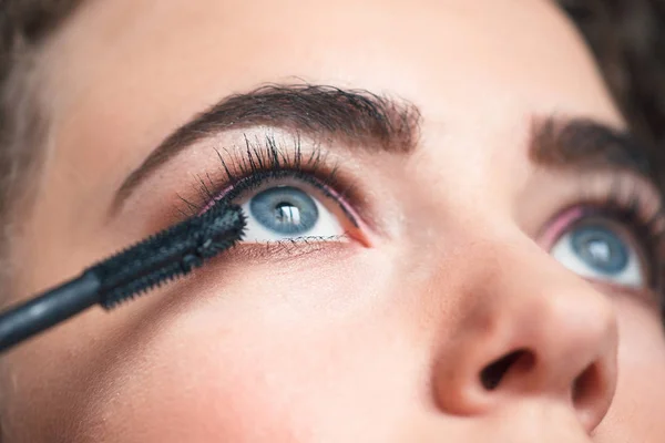 化妆师应用烟熏眼睛化妆特写镜头 美容和化妆概念 — 图库照片