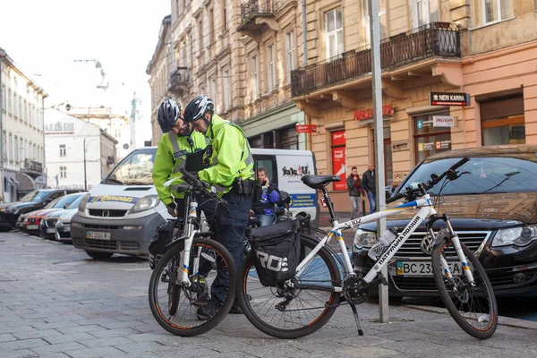 Lviv, Ukrayna 06.11.2018. Bisiklet kaskları iki polis memuru. Polis devriye bisiklet tarafından. Polis cezaları dishing
