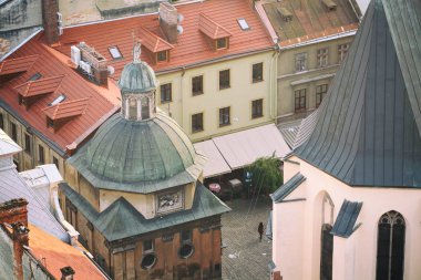 Lviv tarihi kent merkezinde Boim Şapel ile kuş bakışı. Üstten görünüm
