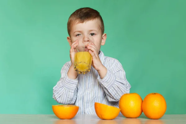 Retrato Niño Feliz Bebiendo Jugo Naranja Aislado Sobre Fondo Verde — Foto de Stock
