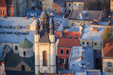 Lviv, şehir manzarası, tarihi kent merkezi, Ukrayna. Ermeni Kilisesi'nin çan kulesi. Lviv çatılar. Üstten görünüm