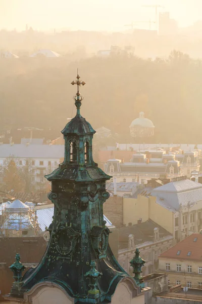 リヴィウ ウクライナのラテン大聖堂の塔の鐘します リヴィウ市の夕日 — ストック写真