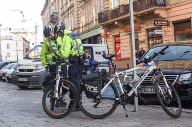 Lviv, Ukrayna 06.11.2018. Bisiklet kaskları iki polis memuru. Polis devriye bisiklet tarafından. Polis cezaları dishing