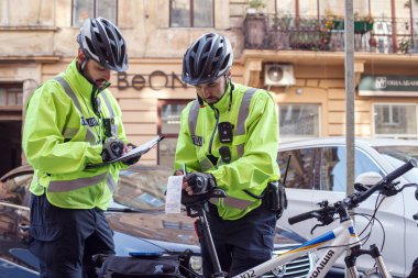 Lviv, Ukrayna 06.11.2018. Bisiklet kaskları iki polis memuru. Polis devriye bisiklet tarafından. Polis cezaları dishing