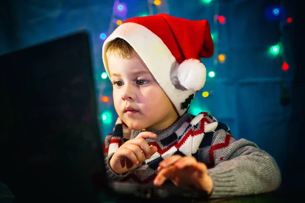 Kleines Kind Schreibt Weihnachtsmann Laptop Einen Brief Winterurlaub Weihnachten Und — Stockfoto