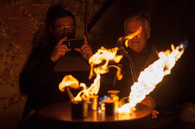 Lviv, Ukrayna - 2 Aralık 2018. Turistler aşırı kahve hazırlanması dikkat et. Karamelize kahve kahve Lviv madende. Gösteri yangın. En aşırı kahve dünyada.