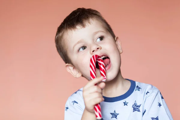 Ein Süßer Junge Der Zuckerstangen Isst Rot Weiß Gestreifte Zuckerstange — Stockfoto