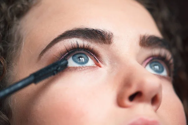 Primer Plano Del Artista Maquillaje Aplicando Maquillaje Ojos Ahumados Concepto — Foto de Stock